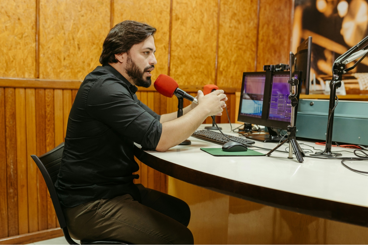 Reporter i studio som spelar in inslag
